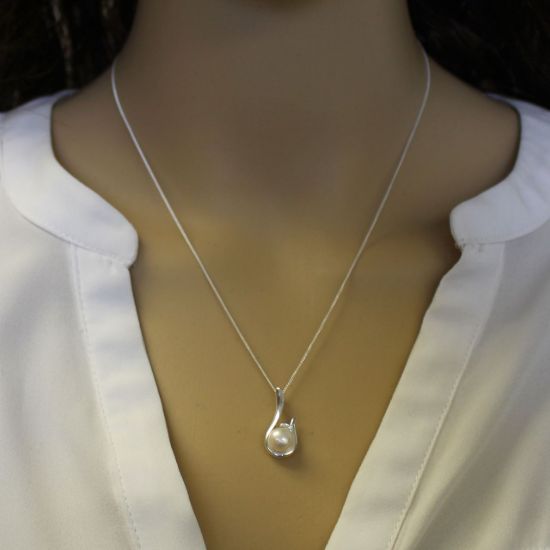 Wholesale Sterling Silver White Freshwater Pearl Trumpet Flower Pendant Necklace-18"